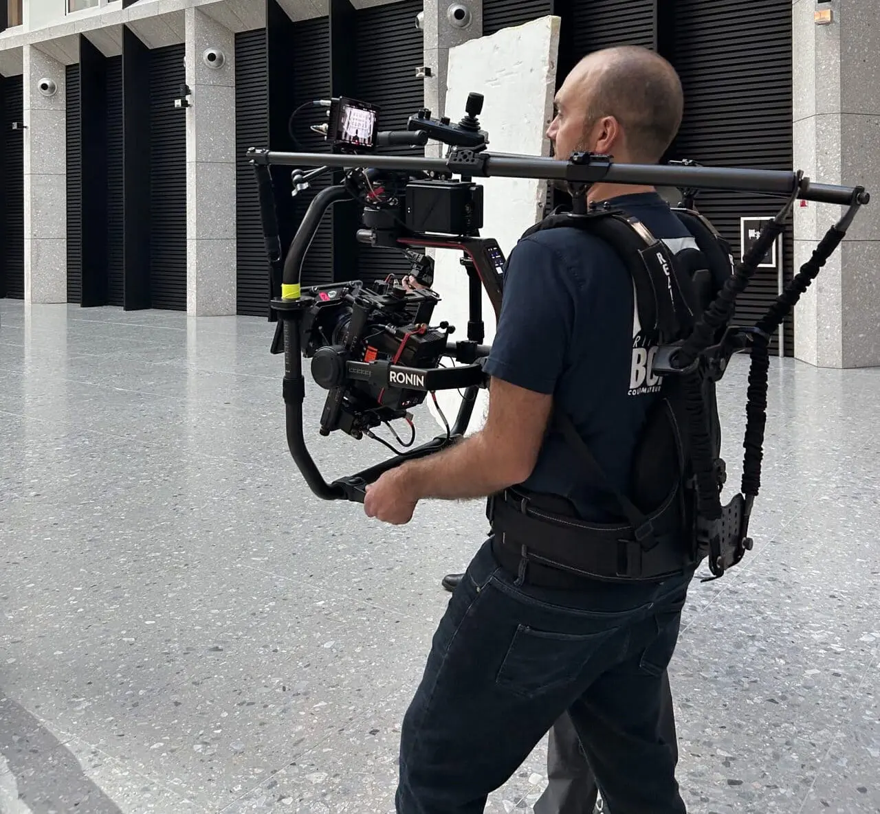 Il direttore della fotografia Paolo Aralla durante uno shooting video